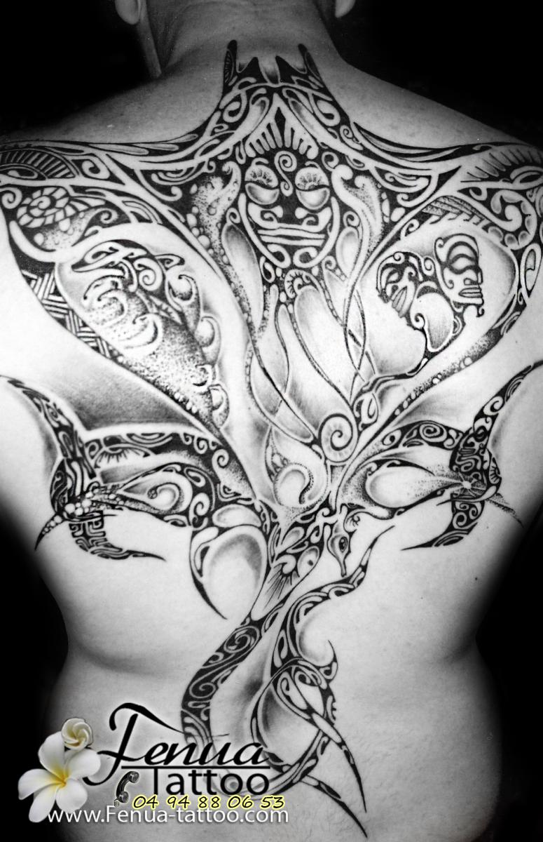 tatouage polynésien avec une raie dans le dos