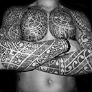 tatouage polynésien maori sur bras et épaule