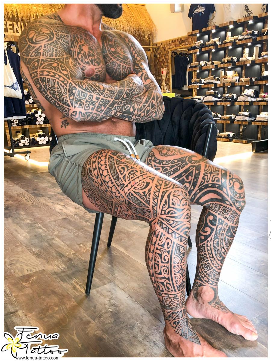 tatouage polynésien bras épaules dos jambes