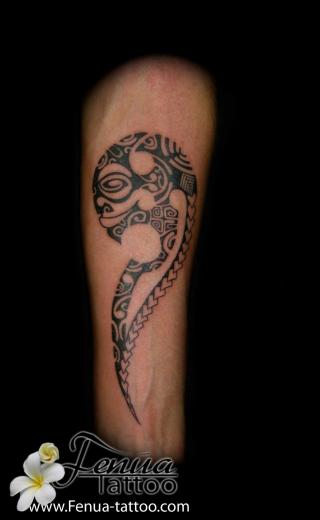 64°) tiki sur le bras